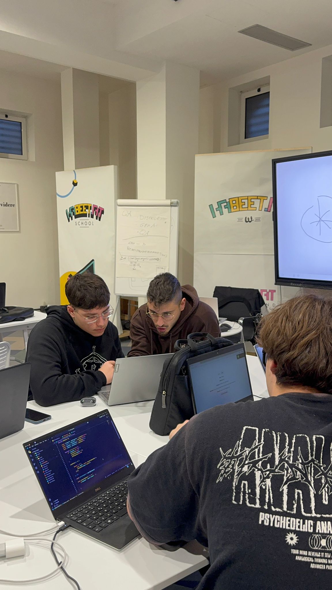 Partecipanti di Habeetat Academy al lavoro su codice durante una lezione pratica